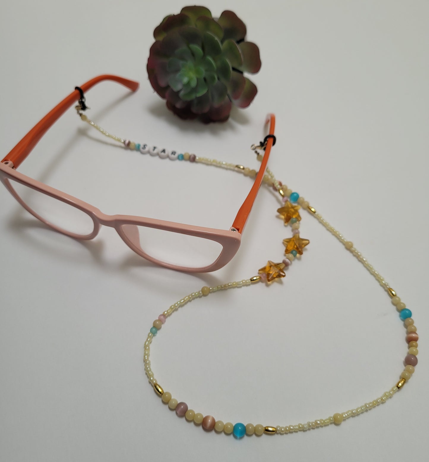 Collar porta-lentes y porta-mascarillas / Eyeglass and mask holder necklace