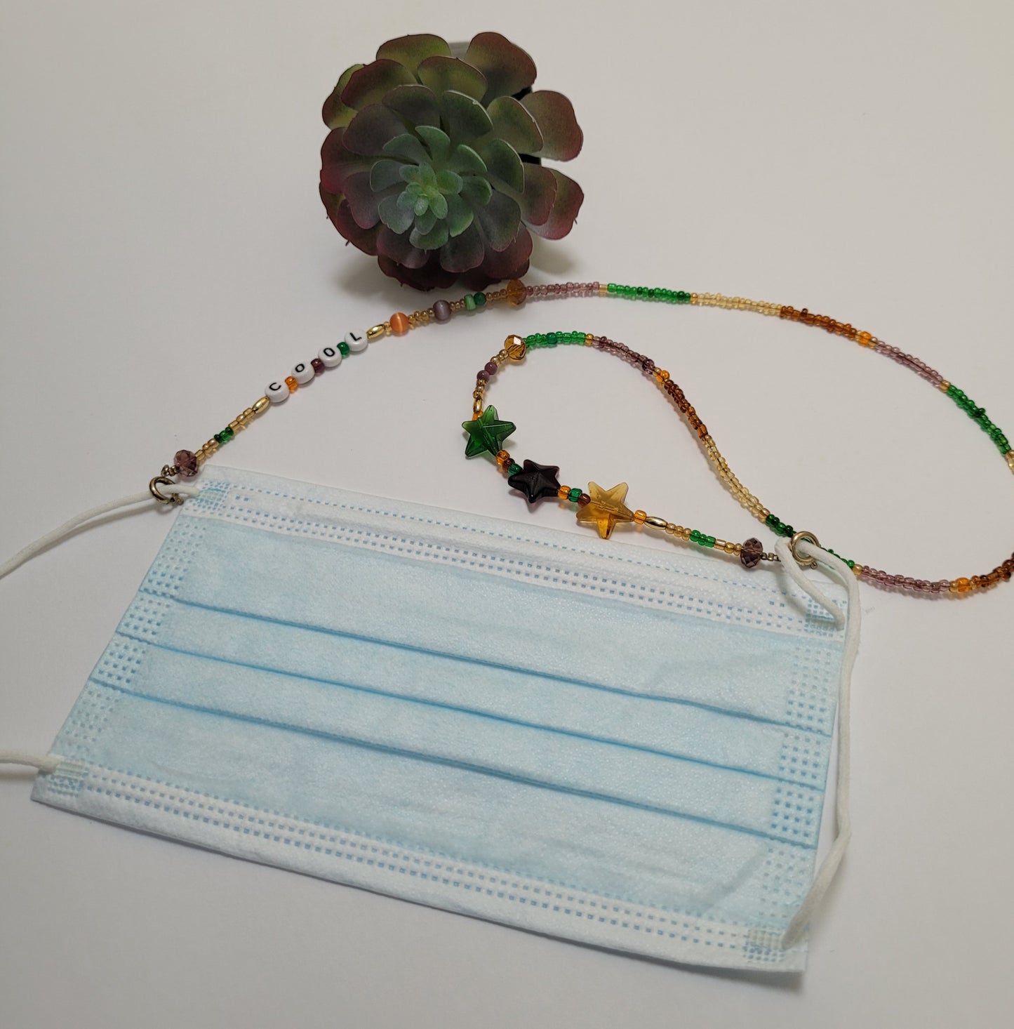 Collar porta-lentes y porta-mascarillas / Eyeglass and mask holder necklace