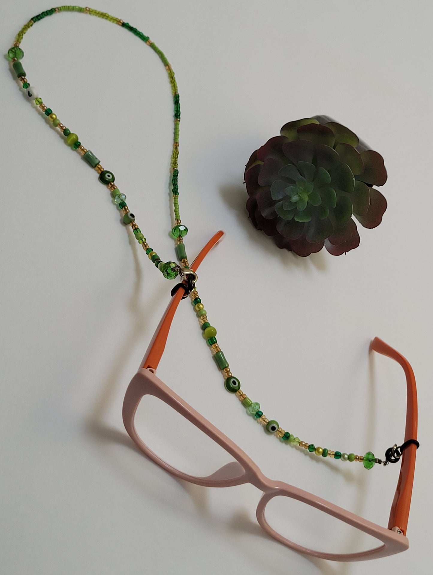 Collar porta-lentes y porta-mascarillas / Eyeglass and mask holder necklace