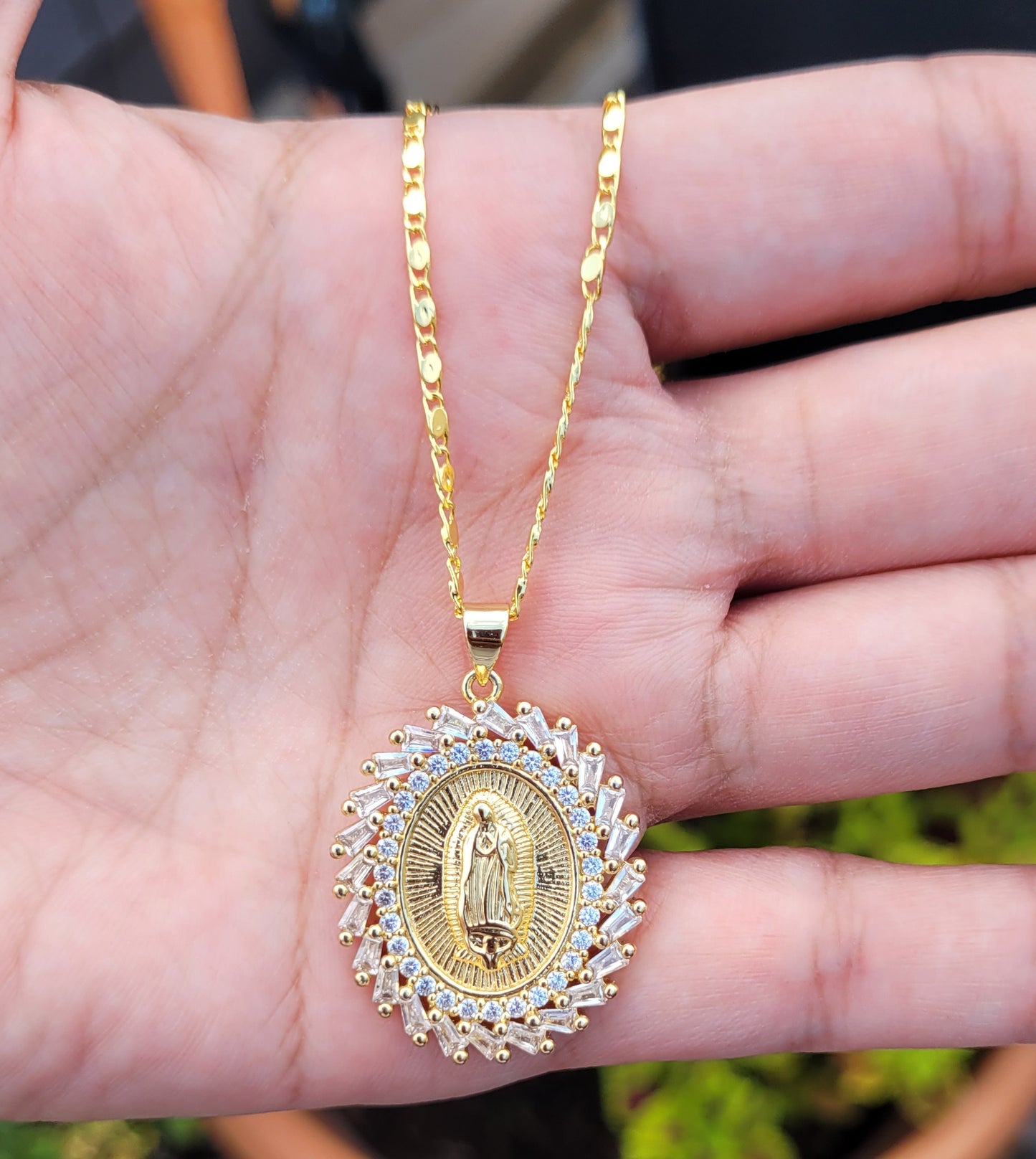 Cadena con dije de Virgen de Guadalupe/ Chain with Virgin of Guadalupe pendant