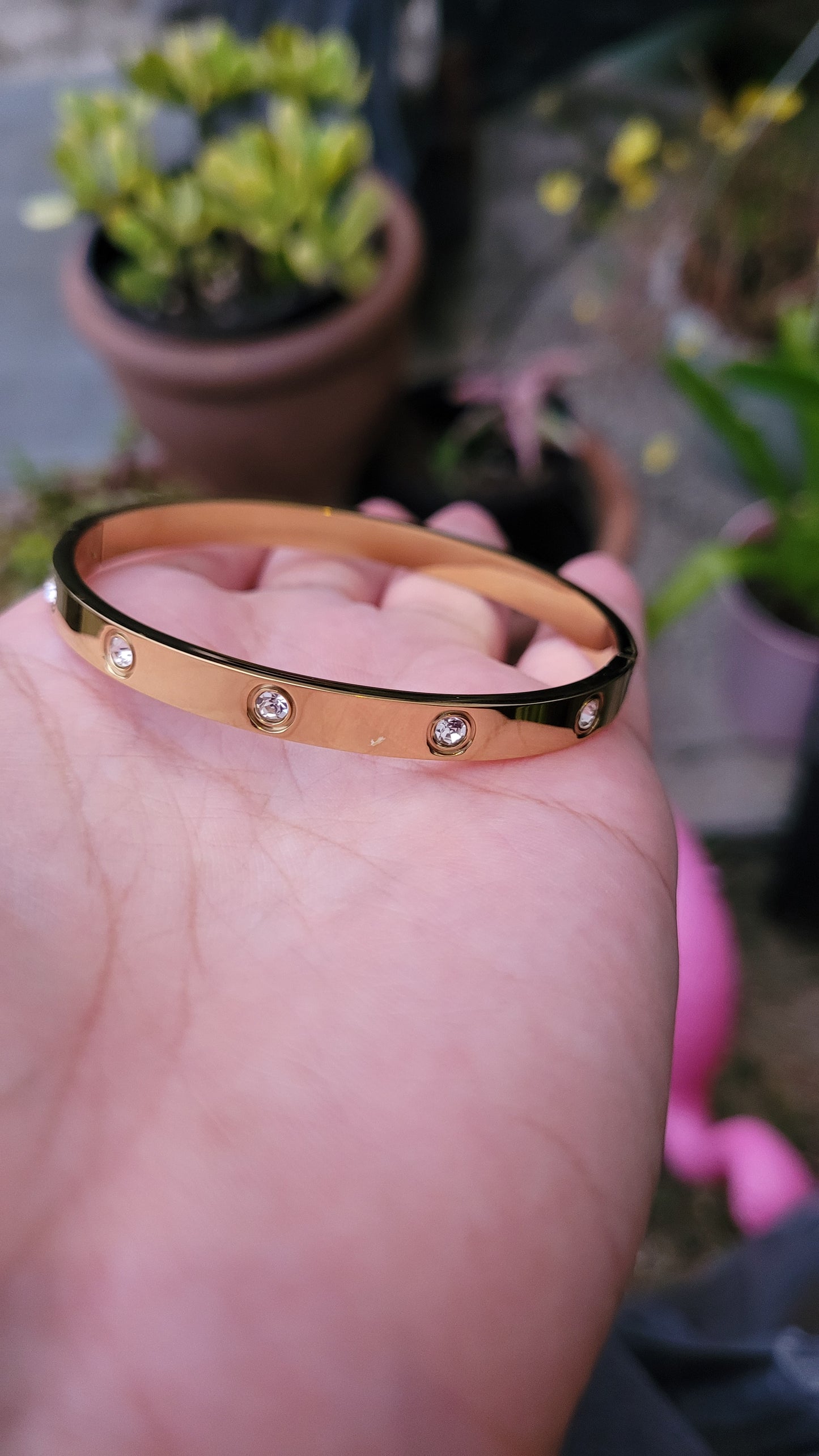 Pulsera de acero inoxidable chapada de oro con incrustaciones de circon/ Gold-plated stainless steel bracelet with zircon inlay.