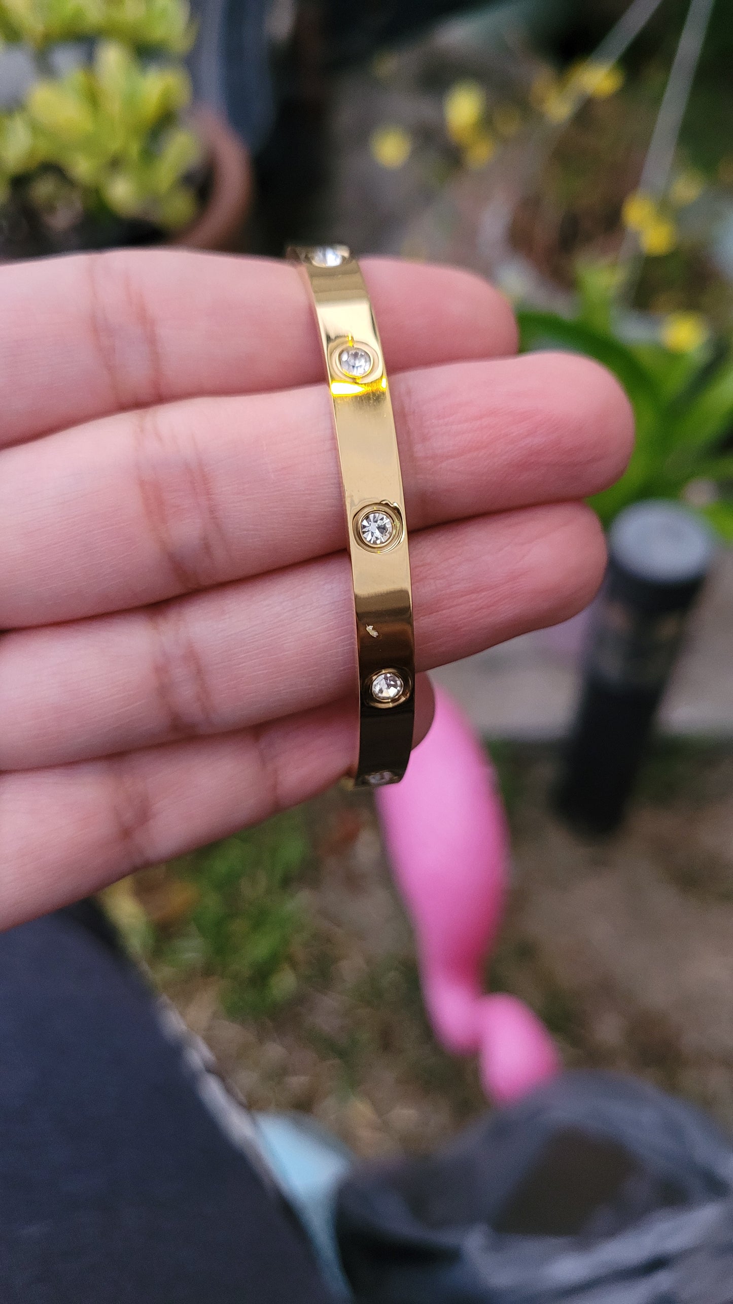 Pulsera de acero inoxidable chapada de oro con incrustaciones de circon/ Gold-plated stainless steel bracelet with zircon inlay.