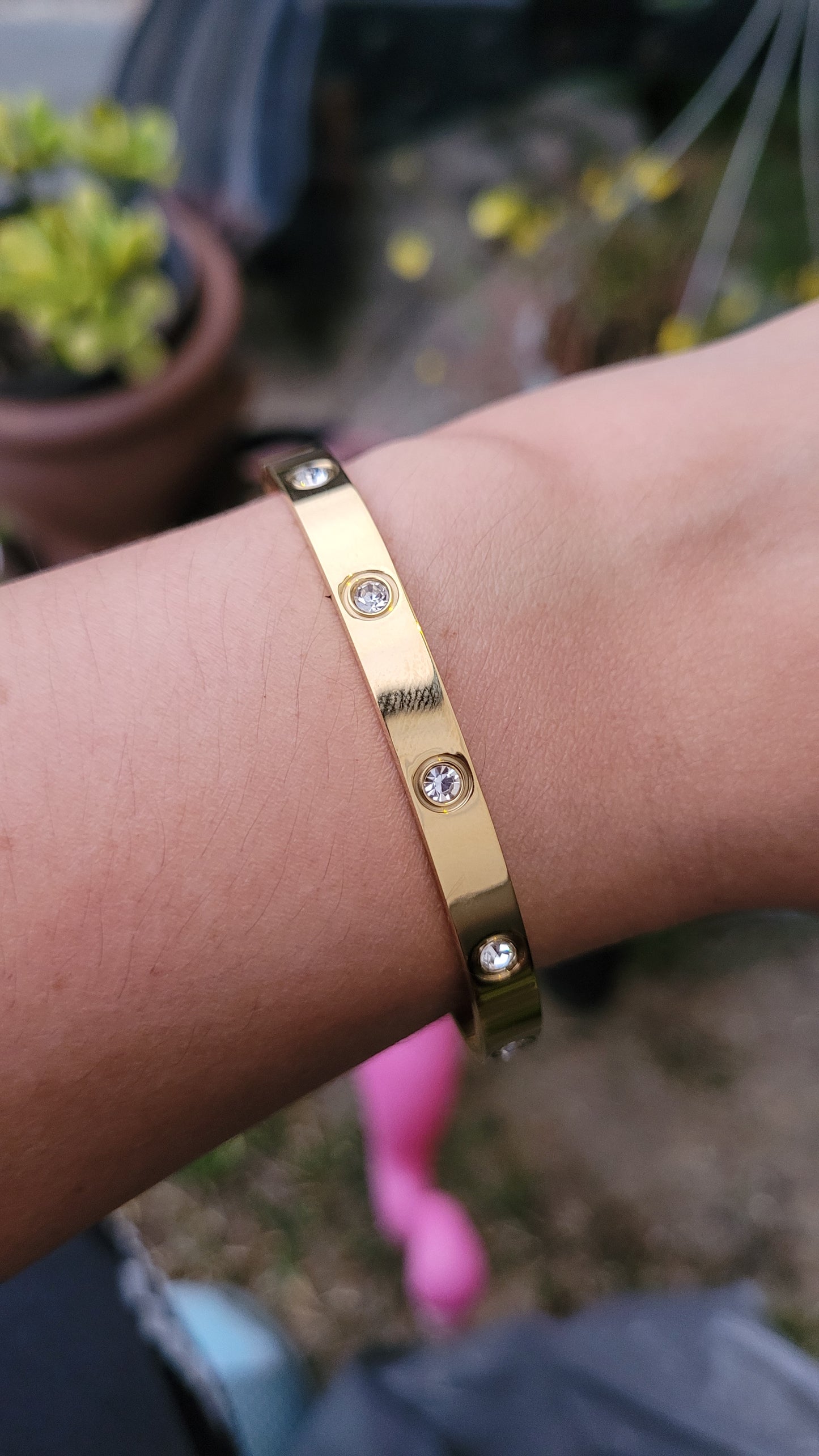 Pulsera de acero inoxidable chapada de oro con incrustaciones de circon/ Gold-plated stainless steel bracelet with zircon inlay.
