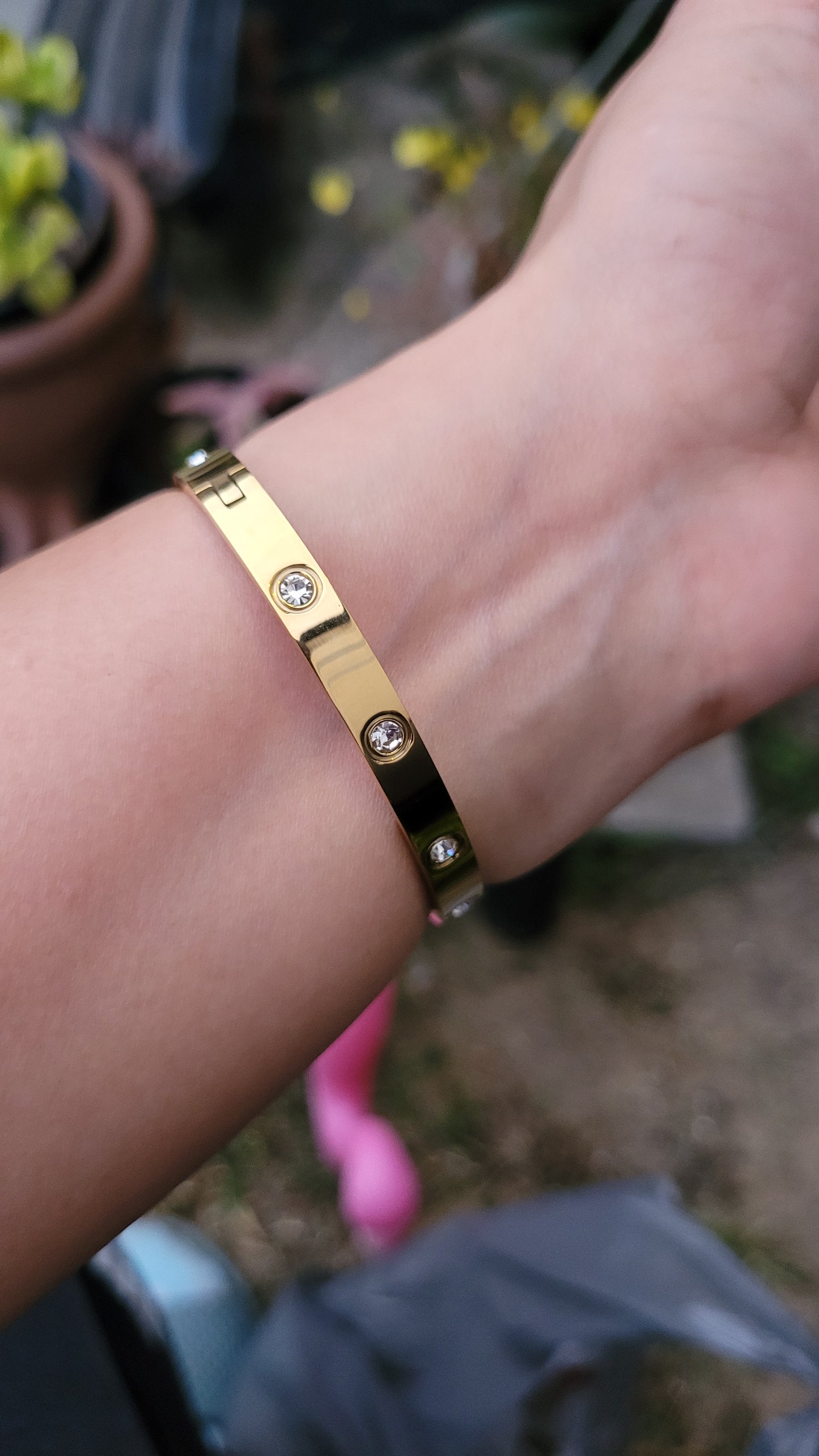 Pulsera de acero inoxidable chapada de oro con incrustaciones de circon/ Gold-plated stainless steel bracelet with zircon inlay.
