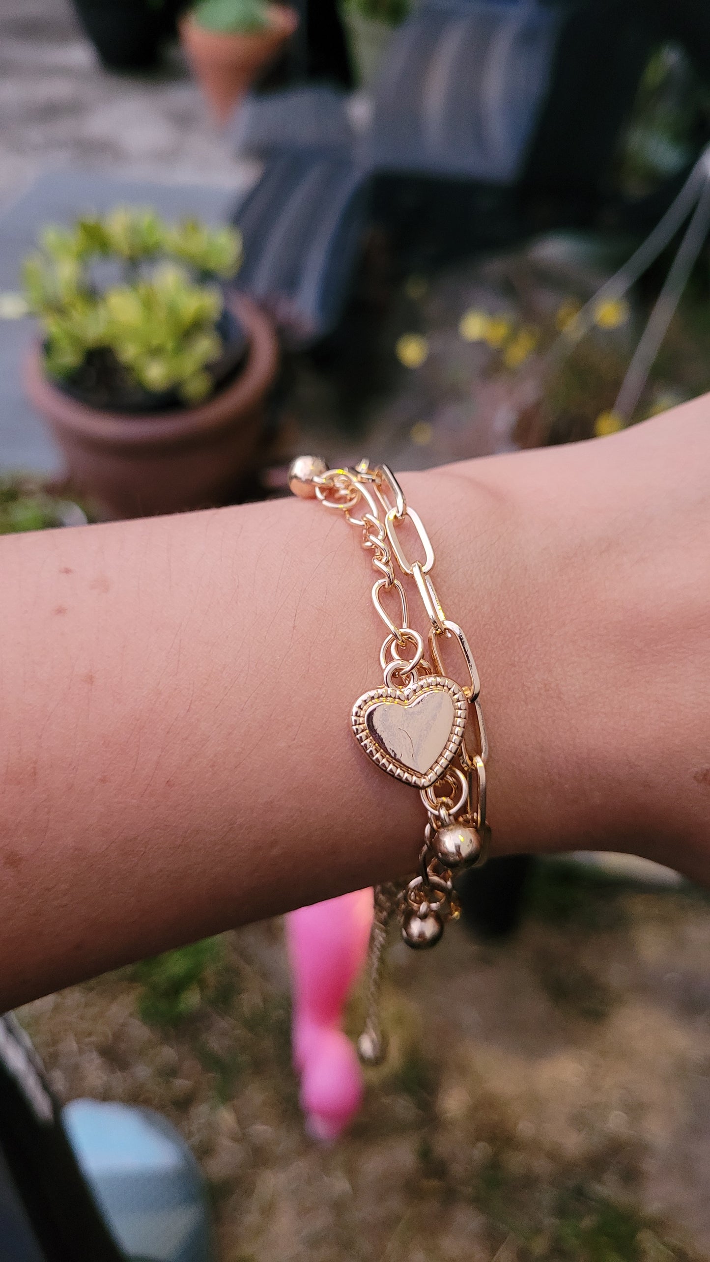 Pulsera doble con colgantes de corazones/ Double bracelet with heart pendants.