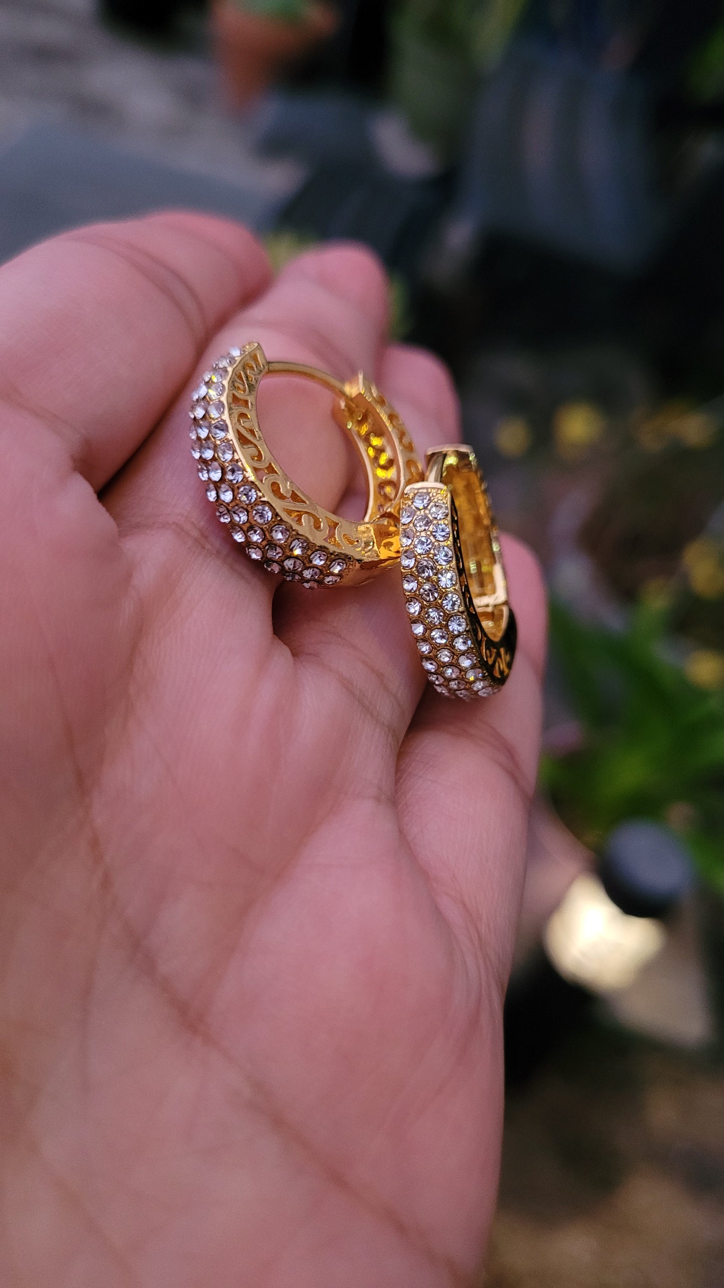 Argollas doradas con incrustaciones de circon/ Gold hoops with zircon inlays