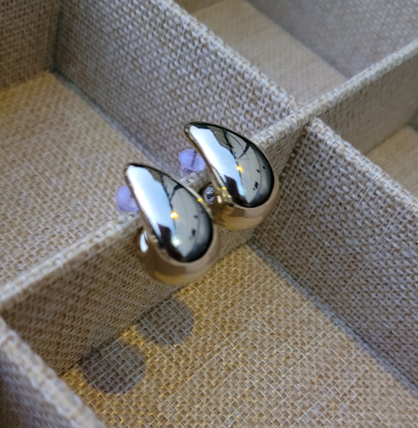 Pendientes color dorado grueso forma de C o gota/ Thick gold-colored C-shaped or drop-shaped earrings