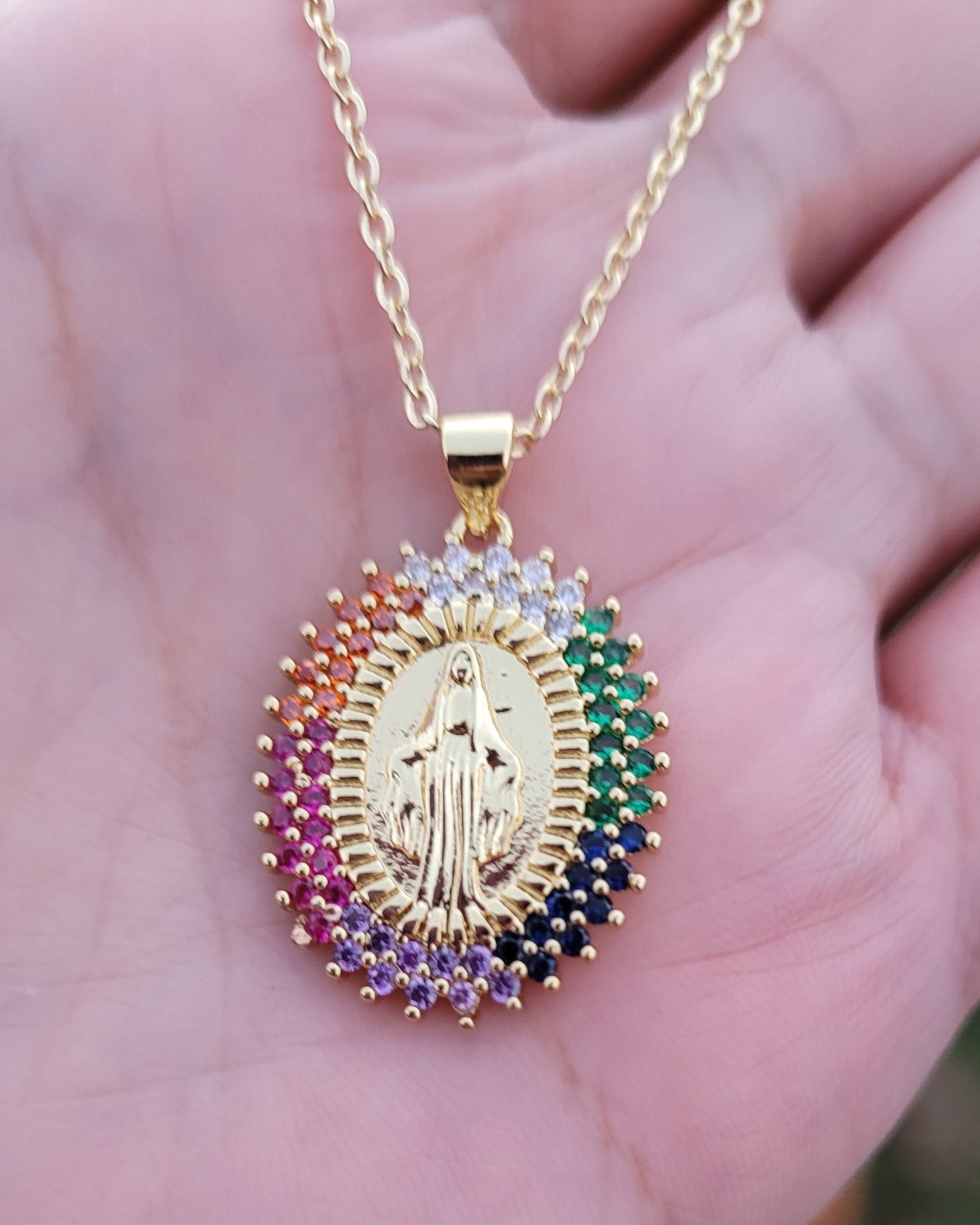Cadena de acero inoxidable con dije de Virgen Maria/ Stainless steel chain with Virgin Mary pendant