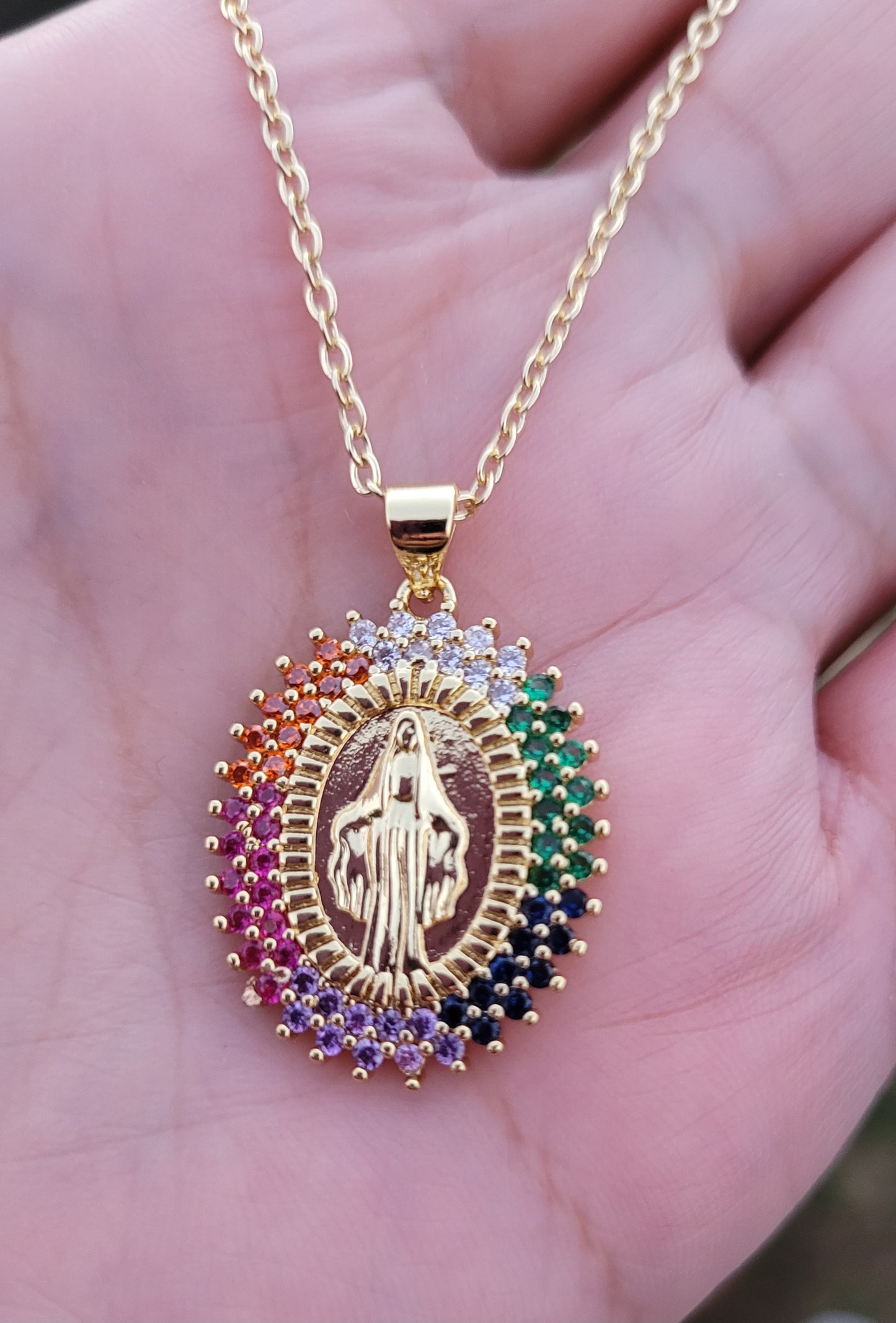 Cadena de acero inoxidable con dije de Virgen Maria/ Stainless steel chain with Virgin Mary pendant