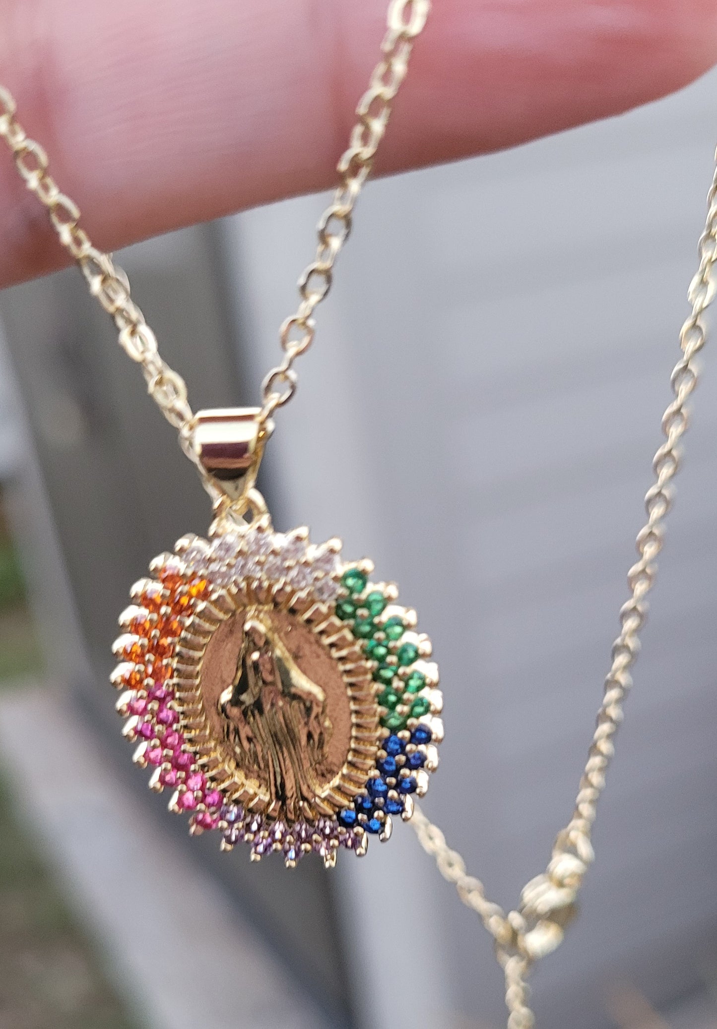 Cadena de acero inoxidable con dije de Virgen Maria/ Stainless steel chain with Virgin Mary pendant