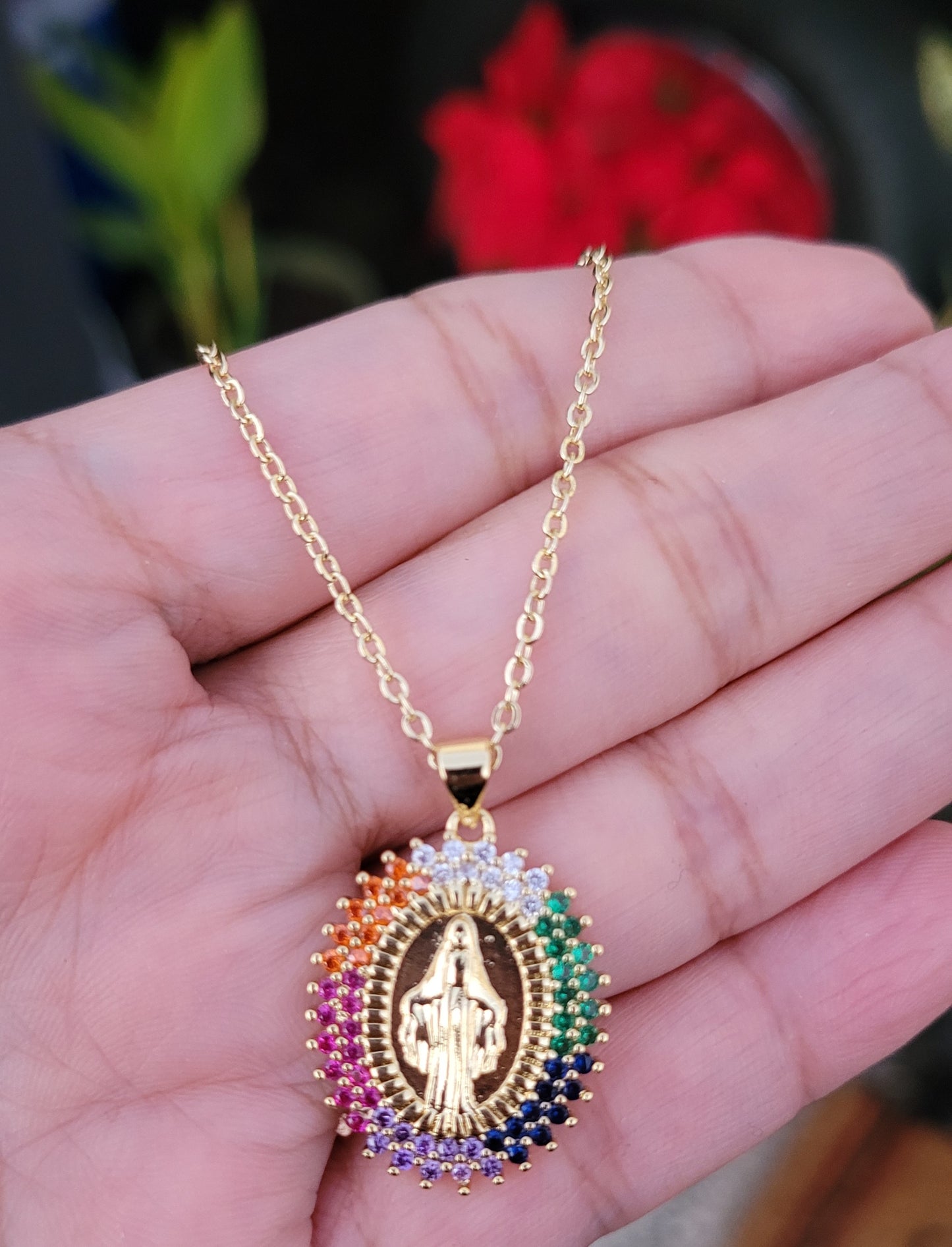 Cadena de acero inoxidable con dije de Virgen Maria/ Stainless steel chain with Virgin Mary pendant