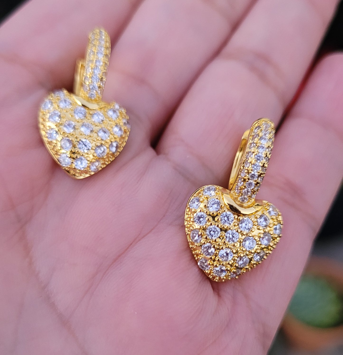 Pendientes de aro con corazón dorados con circones/ Gold heart hoop earrings with zircons