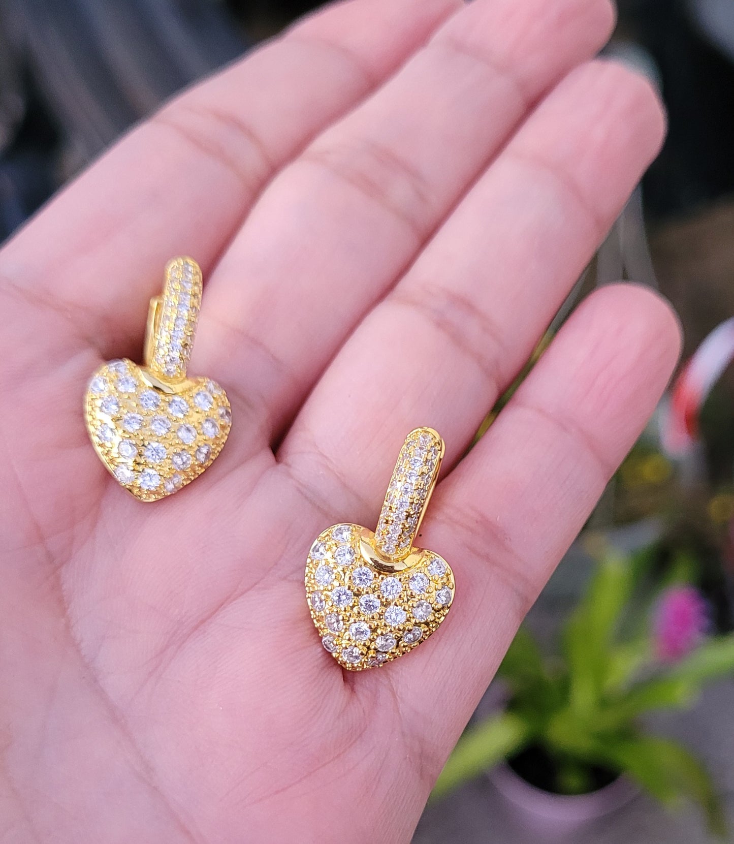 Pendientes de aro con corazón dorados con circones/ Gold heart hoop earrings with zircons