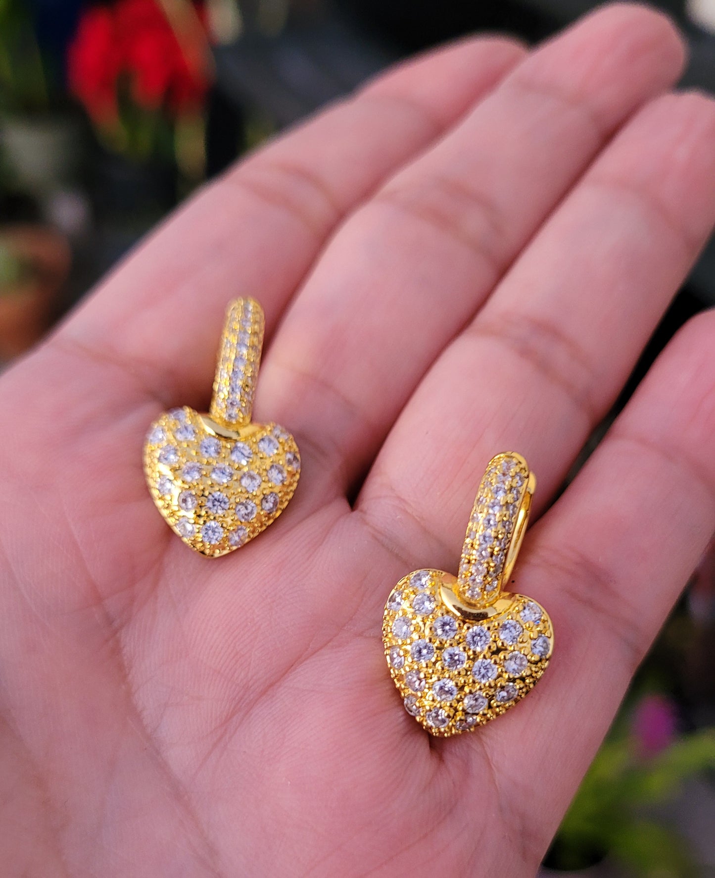 Pendientes de aro con corazón dorados con circones/ Gold heart hoop earrings with zircons
