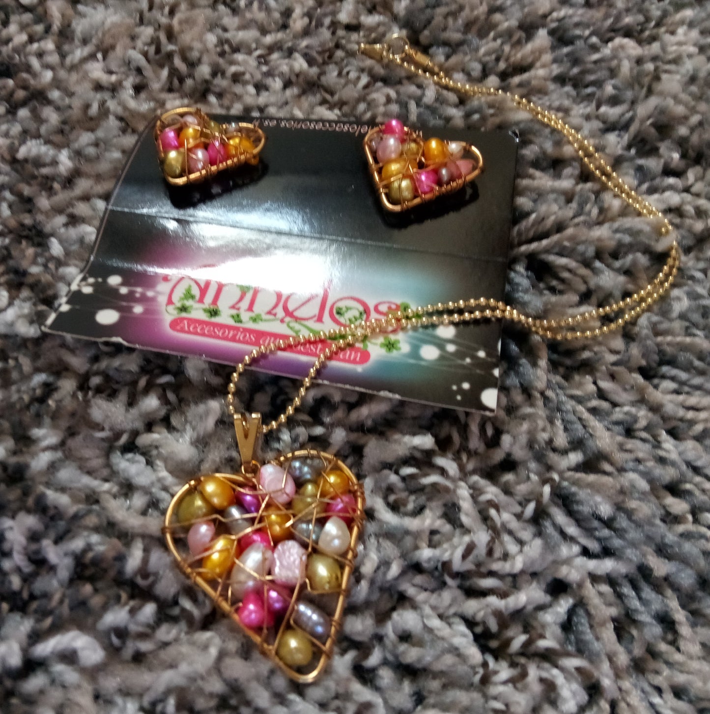 Cadena y zarcillos corazón con perlas / Chain and heart earrings with pearls