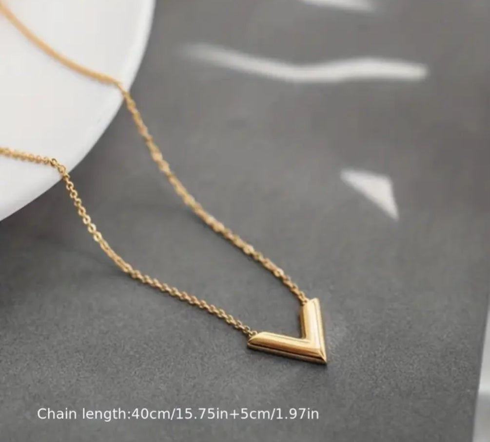Cadena con colgante en forma de V/ Chain with V-shaped pendant