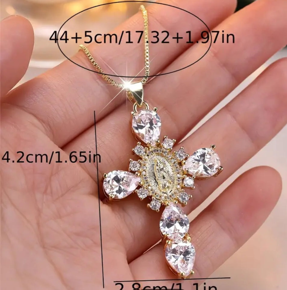 Cadena con colgante de cruz e imagen de la Virgen María/ Chain with cross pendant and image of the Virgin Mary