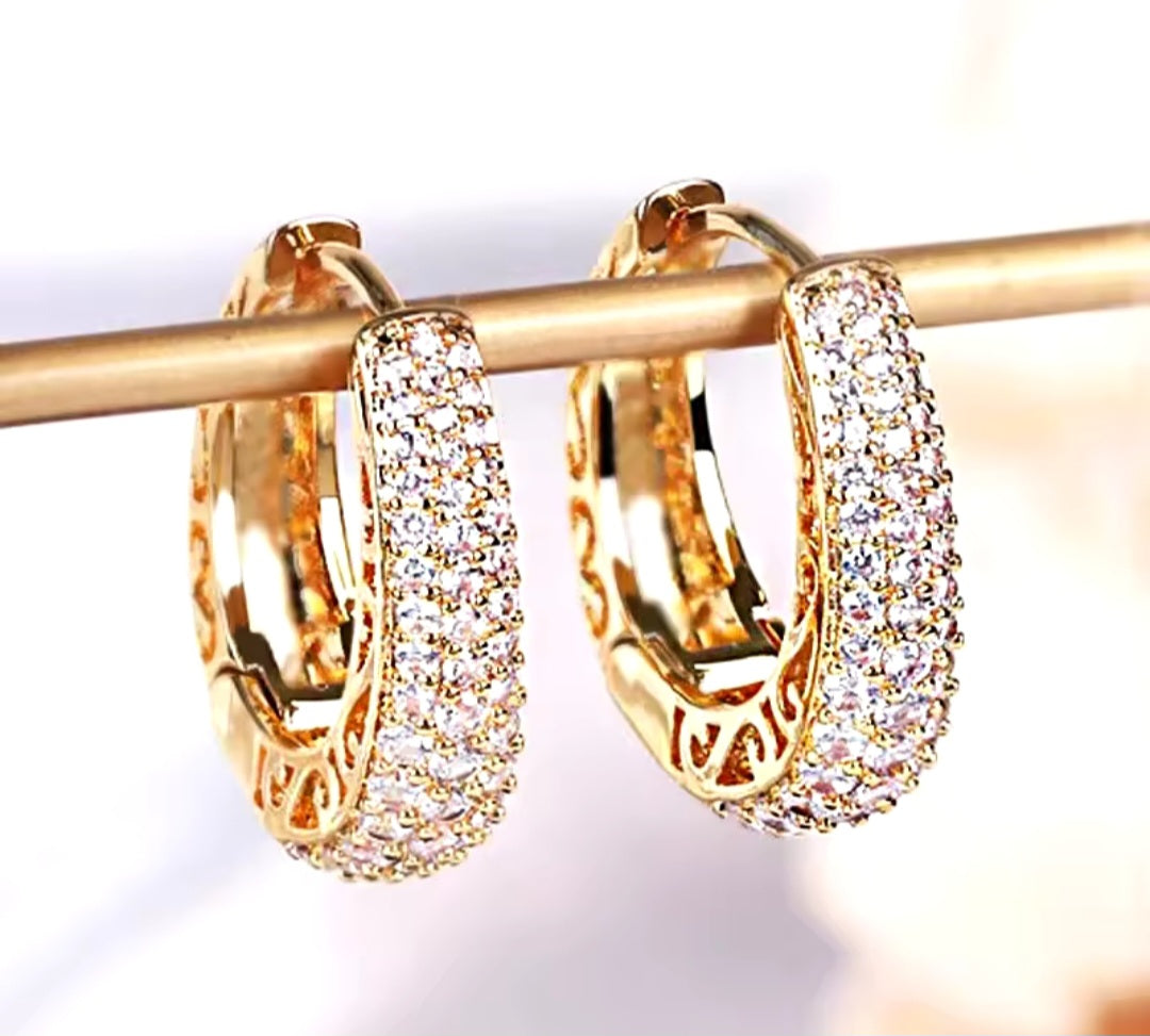 Argollas doradas con incrustaciones de circon/ Gold hoops with zircon inlays
