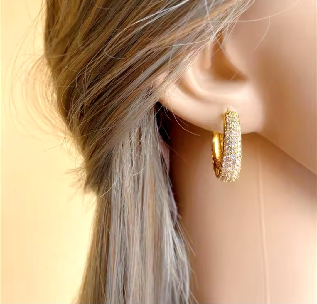 Argollas doradas con incrustaciones de circon/ Gold hoops with zircon inlays