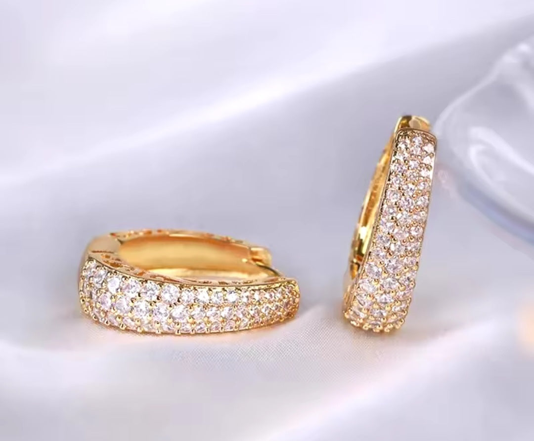 Argollas doradas con incrustaciones de circon/ Gold hoops with zircon inlays