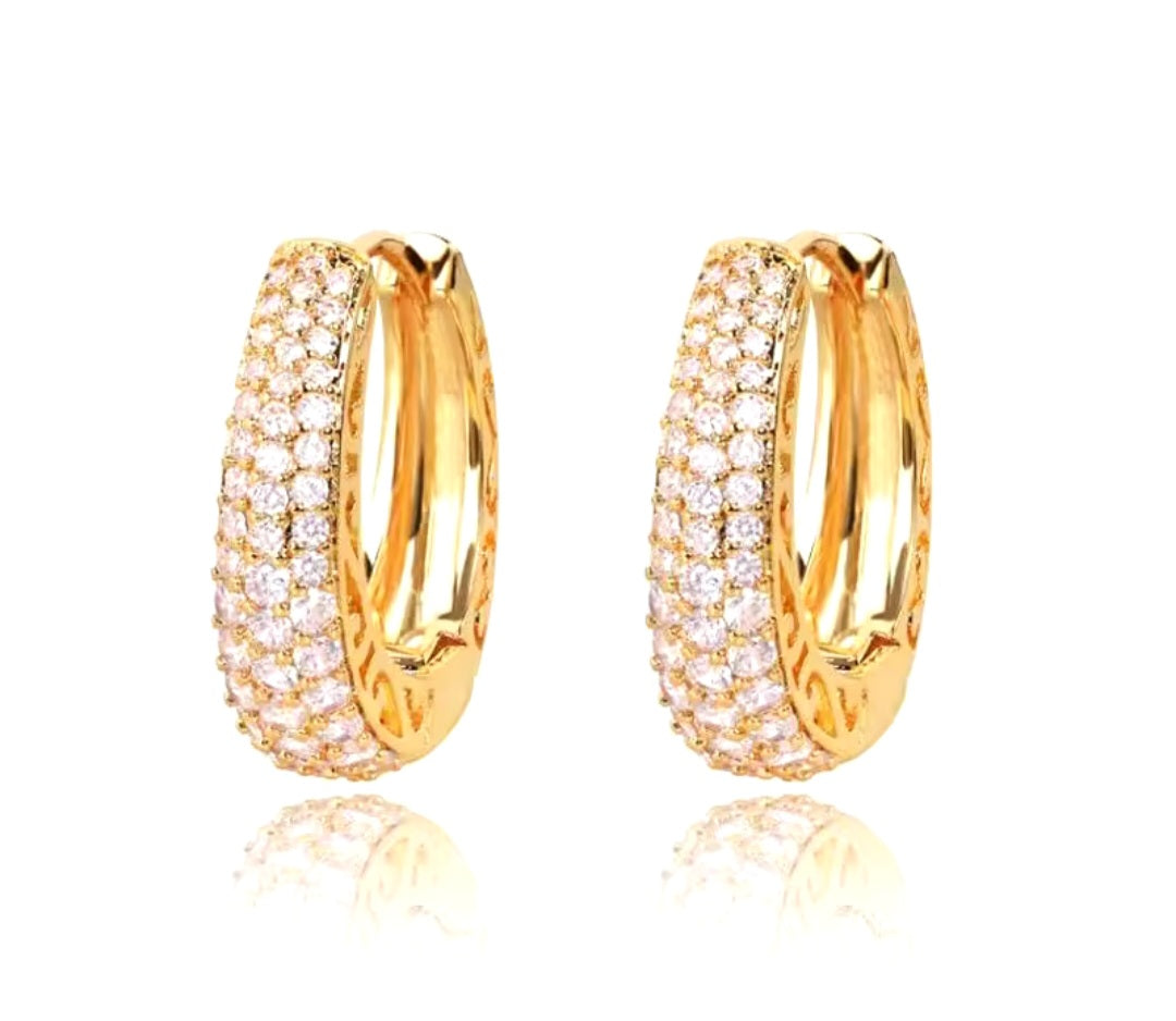 Argollas doradas con incrustaciones de circon/ Gold hoops with zircon inlays