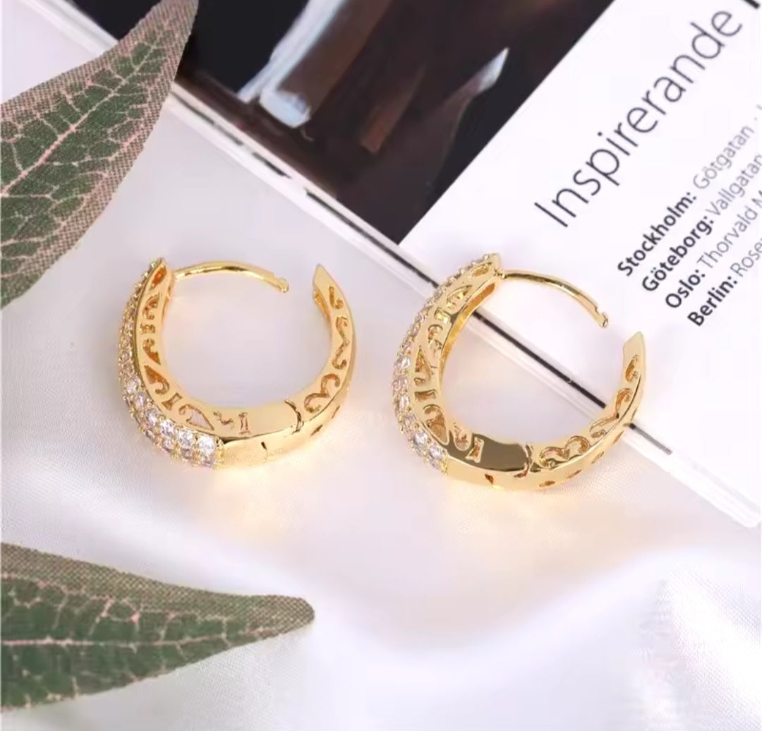 Argollas doradas con incrustaciones de circon/ Gold hoops with zircon inlays