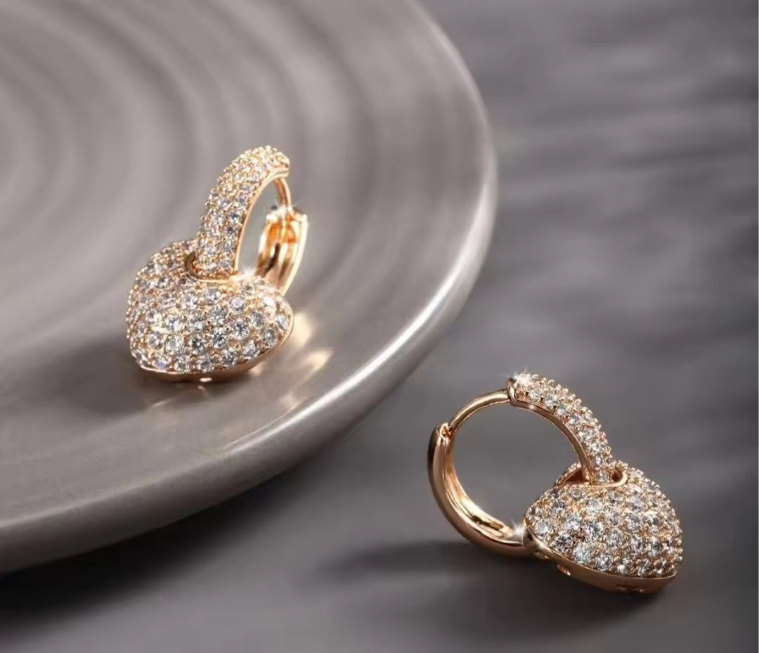 Pendientes de aro con corazón dorados con circones/ Gold heart hoop earrings with zircons