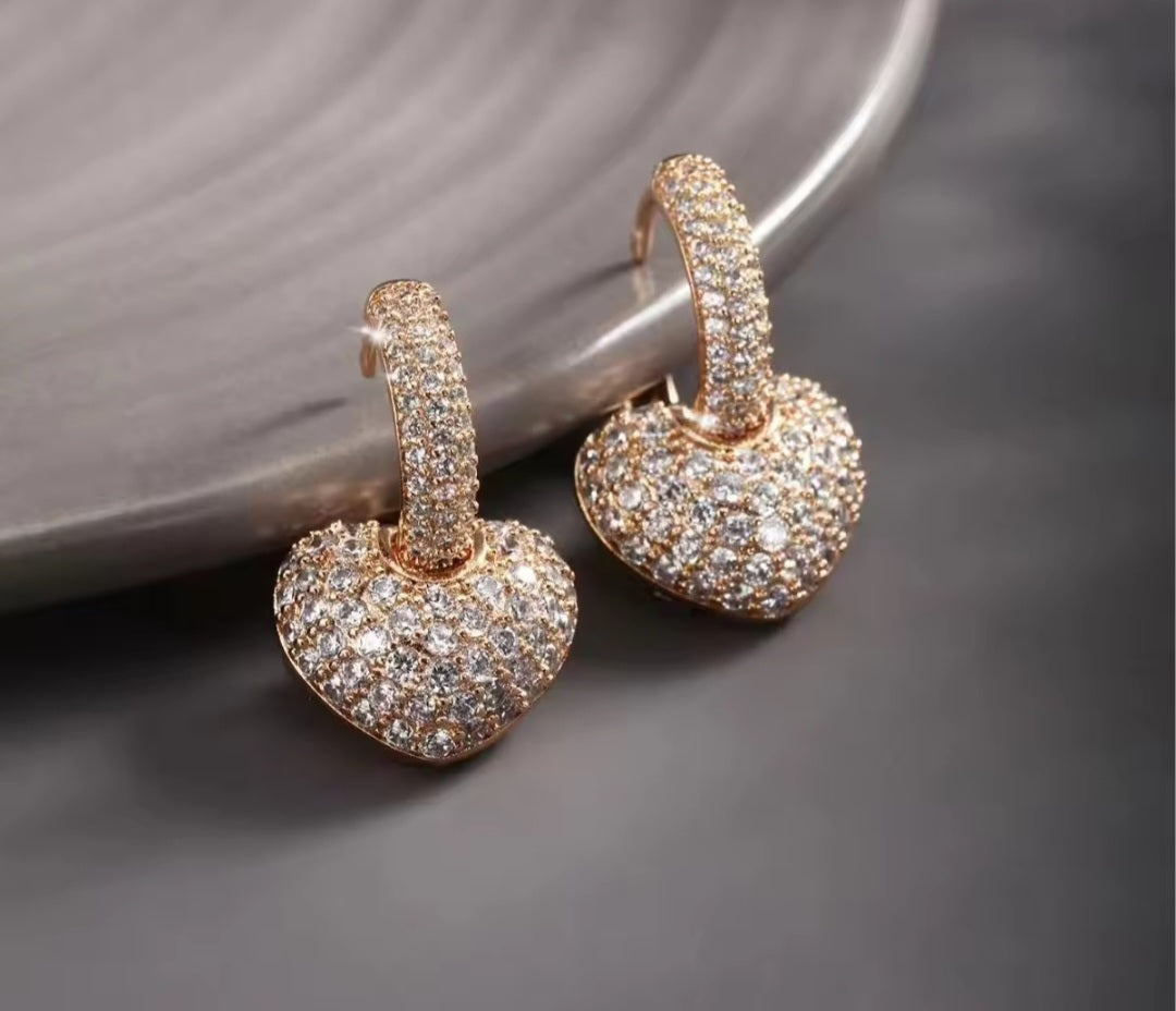 Pendientes de aro con corazón dorados con circones/ Gold heart hoop earrings with zircons