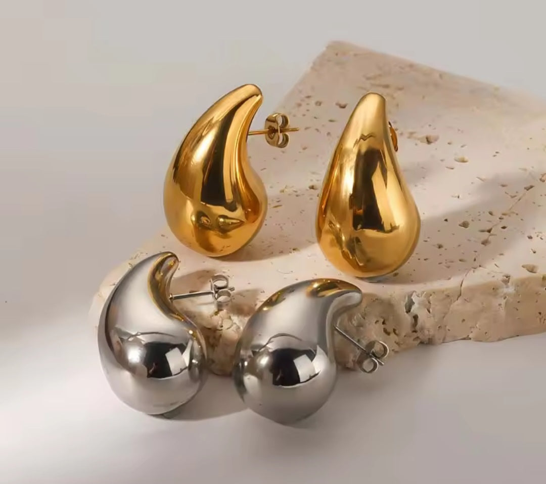Pendientes en forma de gota grandes con baño de oro/ Large, gold-plated drop-shaped earrings.