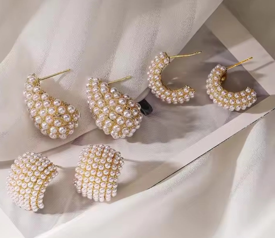 Pendientes en forma de C con perlas con baño de oro/ C-shaped earrings with gold-plated pearls