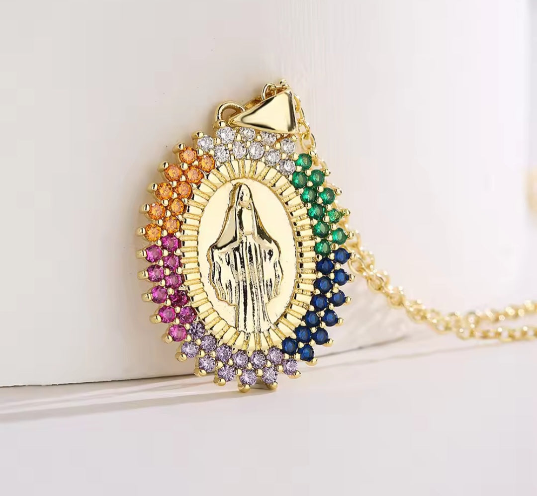 Cadena de acero inoxidable con dije de Virgen Maria/ Stainless steel chain with Virgin Mary pendant