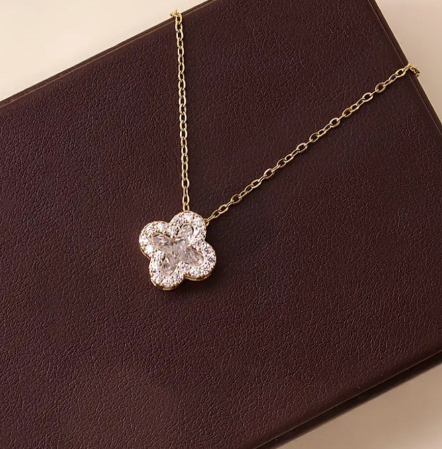 Set cadena y pendientes de trébol con circones / Clover chain and earrings set with zircons