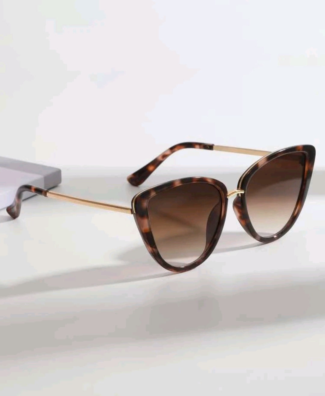 Lentes de sol modernos Tipo ojo de gato/Modern cat-eye sunglasses