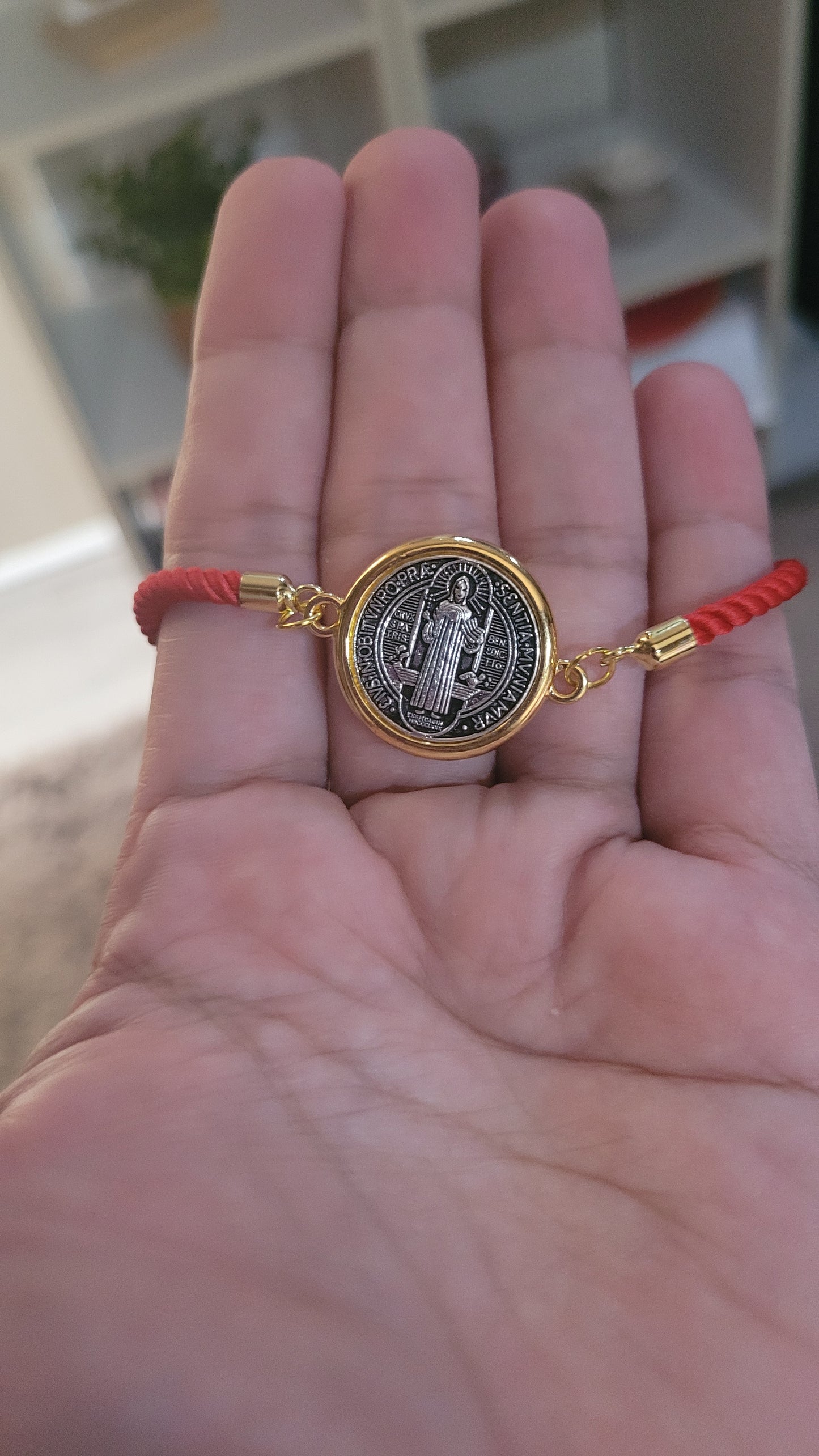 Pulsera ajustable con medalla San Benito de Abad/ Adjustable bracelet with Saint Benedict of Abad medal