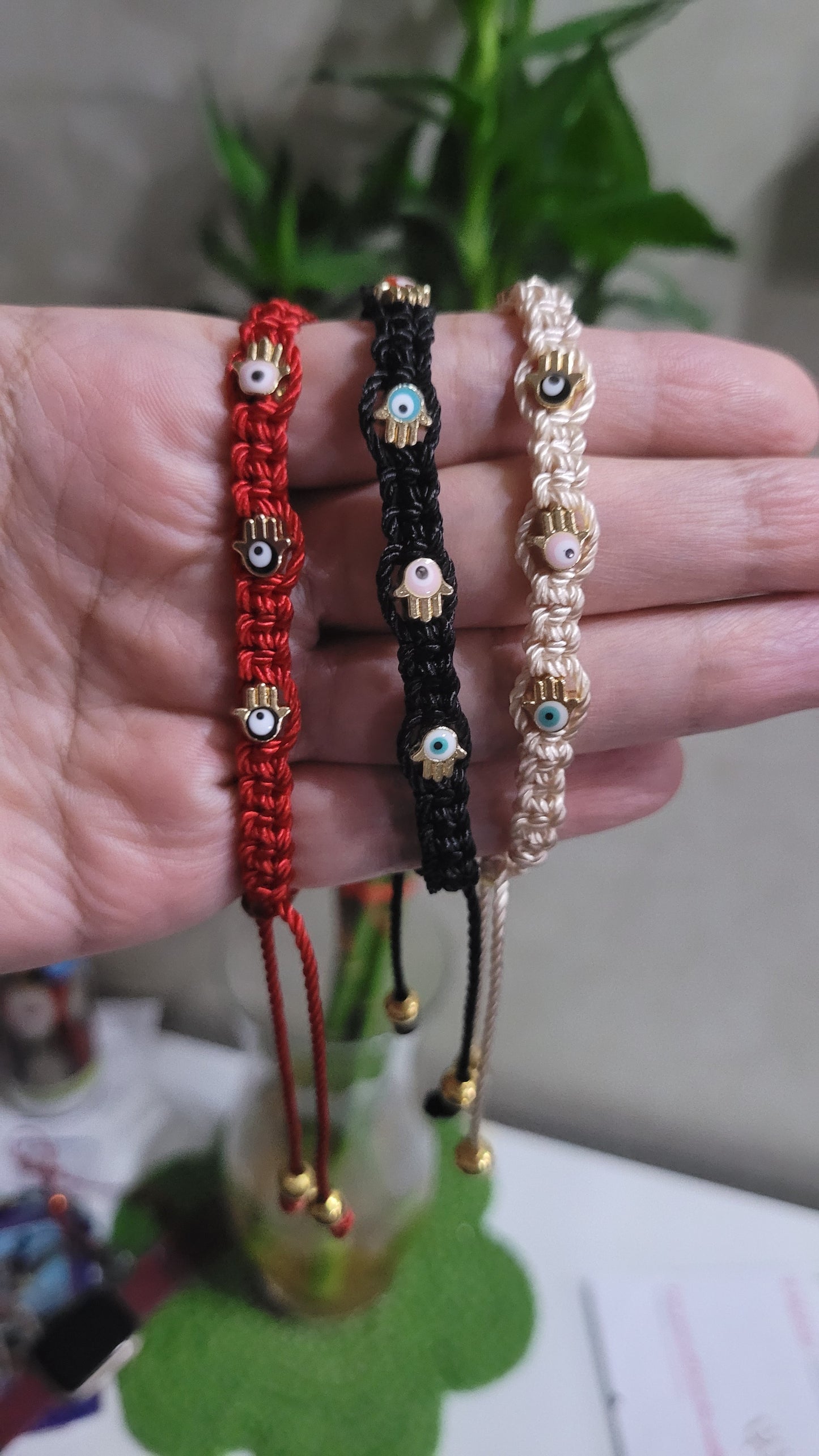 Pulsera tejida ajustable con manos de Fátima ideal para protección/ Adjustable woven bracelet with Fatima hands ideal for protection