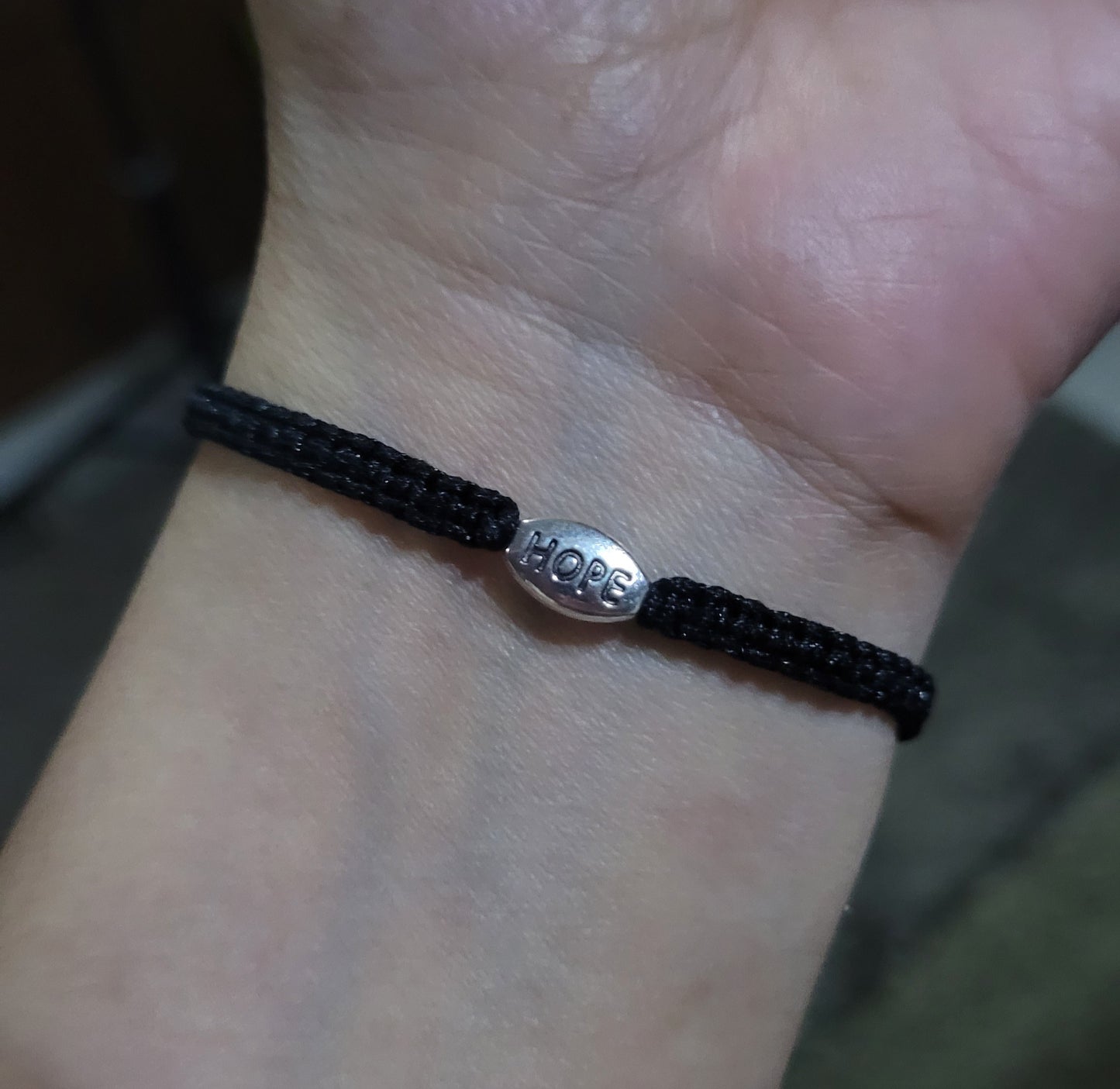 Pulsera tejida ajustable unisex con dije de esperanza/ Unisex adjustable woven bracelet with hope charm