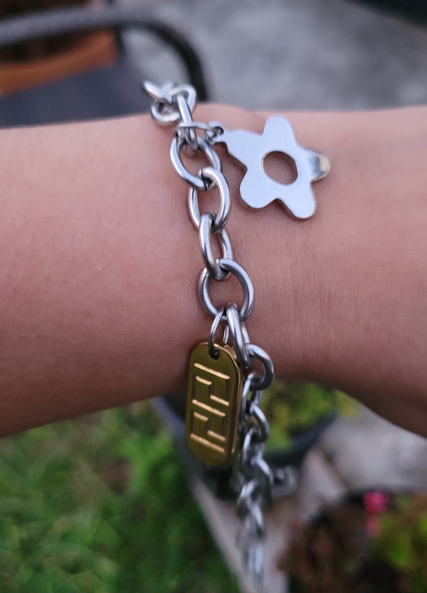 Pulsera en acero inoxidable con dijes/ Stainless steel bracelet with charms