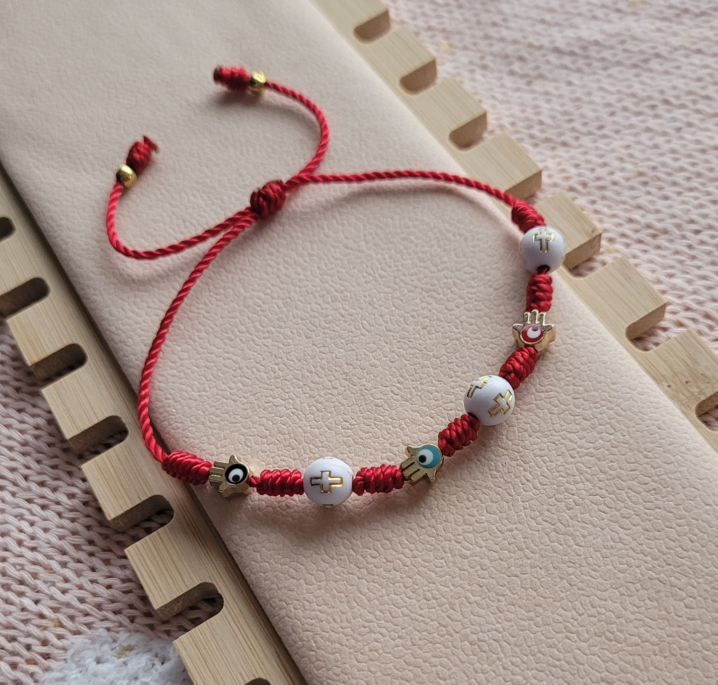 Pulsera ajustable hilo rojo 7 nudos/ Adjustable red thread bracelet with 7 knots