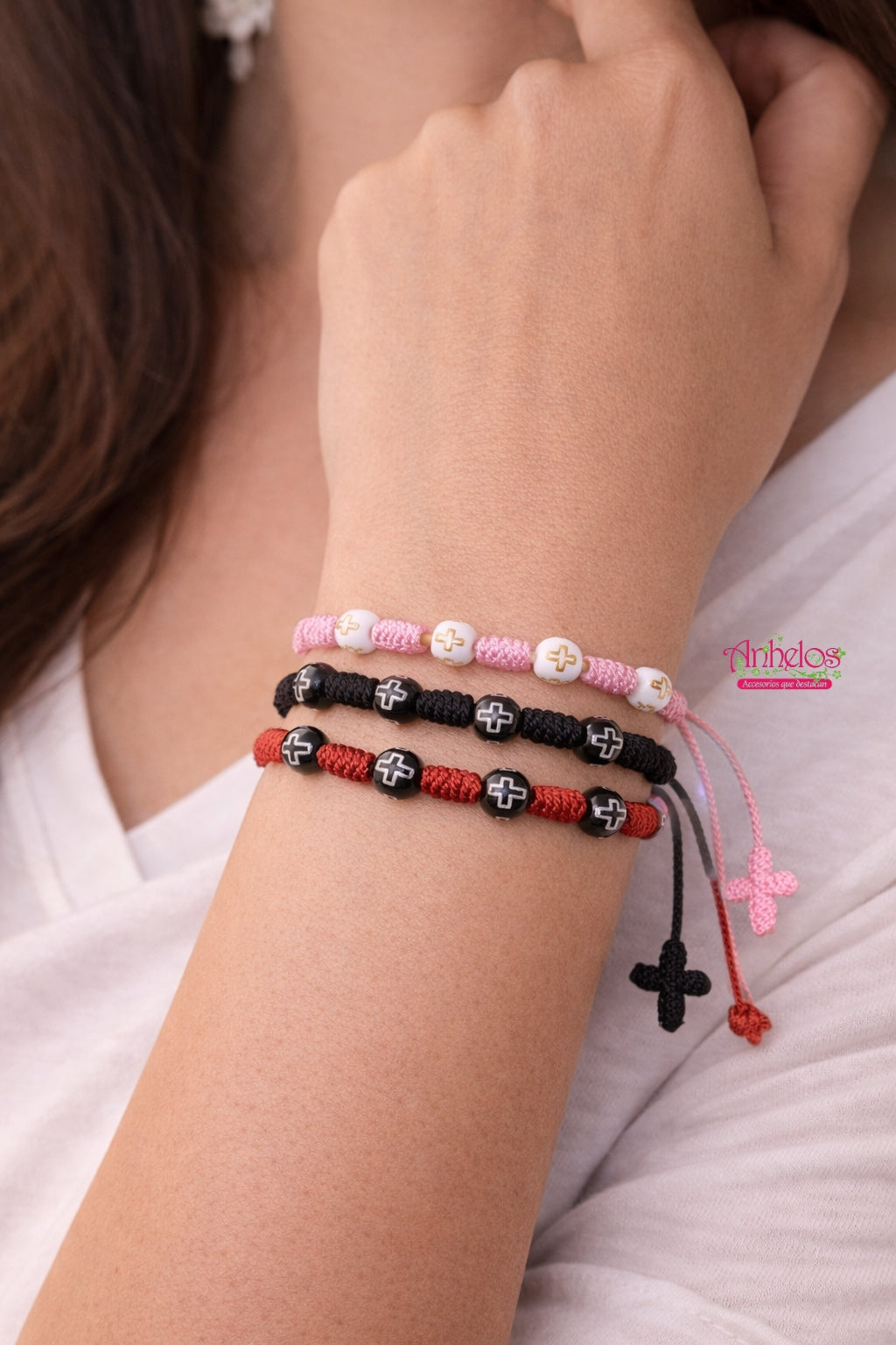 Pulsera rosario unisex con cruz de piedras acrílicas./ Unisex rosary bracelet with acrylic stones cross.