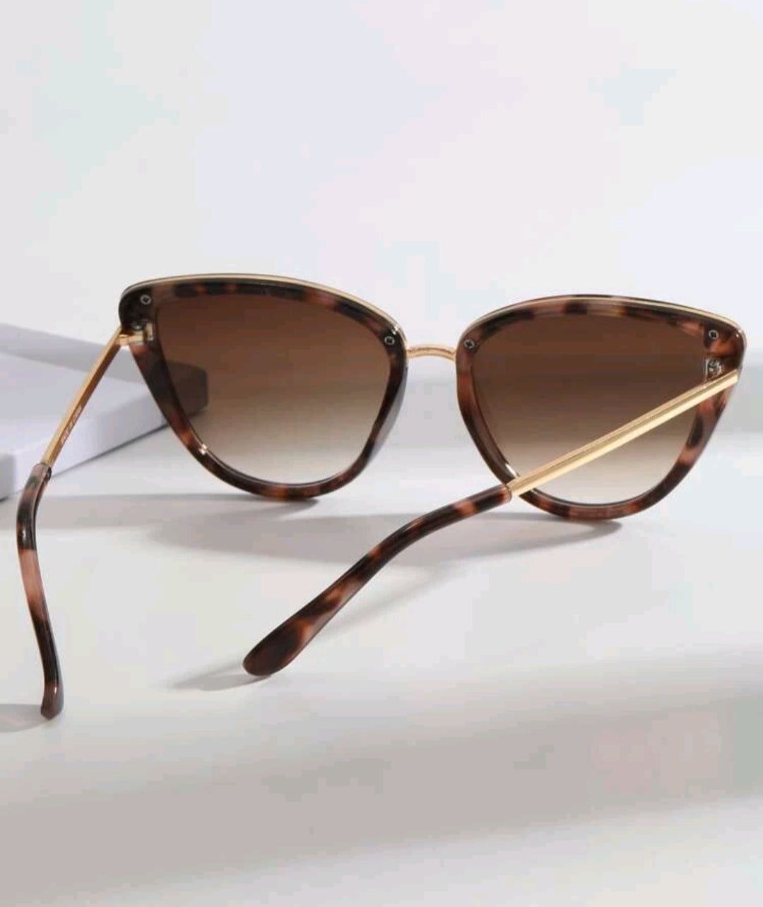 Lentes de sol modernos Tipo ojo de gato/Modern cat-eye sunglasses