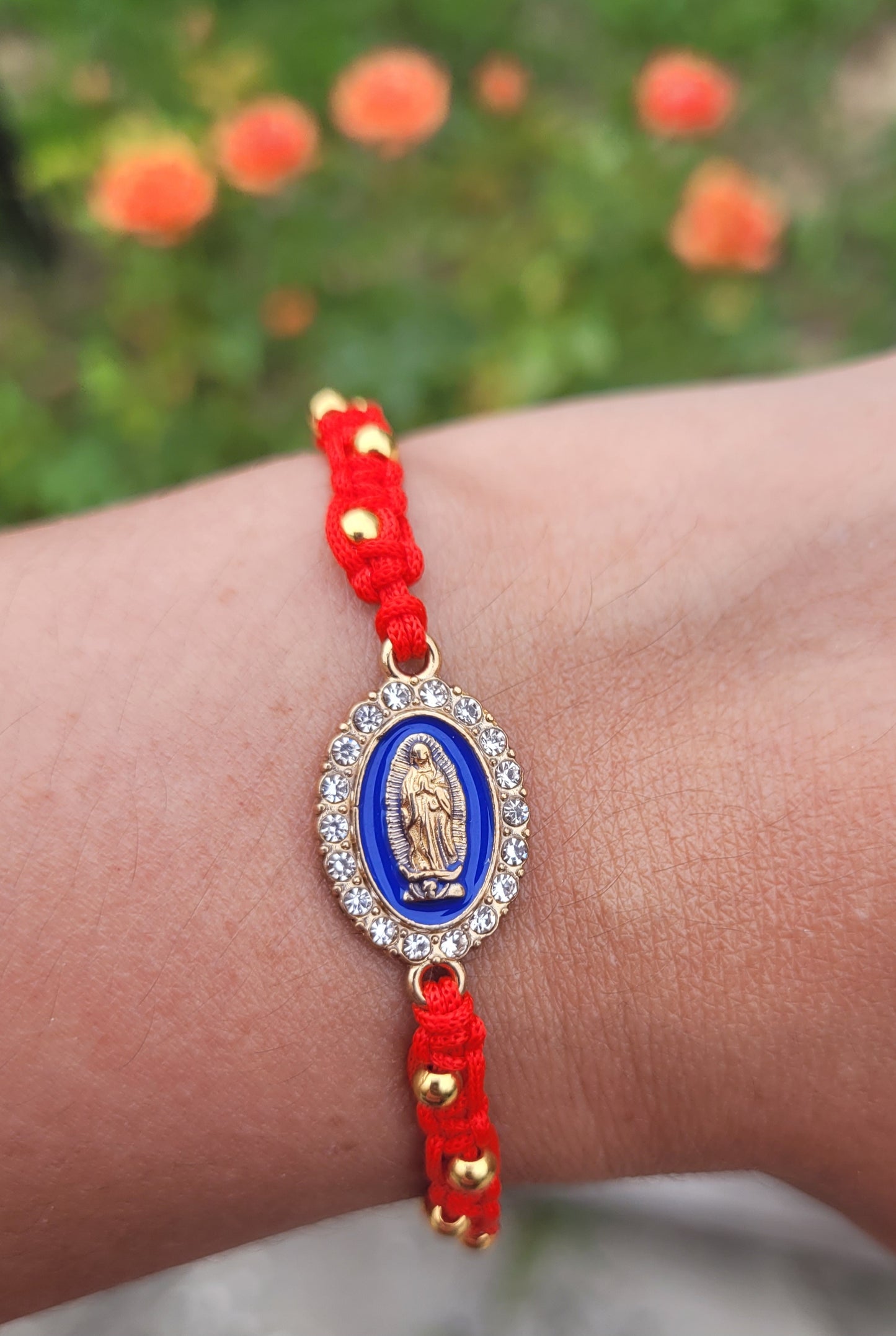 Pulsera ajustable con balines y dije de Virgen de Guadalupe/ Adjustable bracelet with pellets and Virgin of Guadalupe charm
