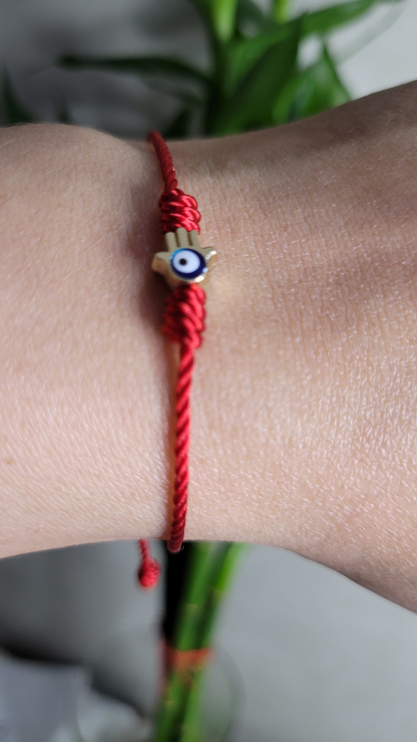 Pulsera fina hilo rojo con mano de fatima para la protección/ Thin red thread bracelet with hand of fatima for protection
