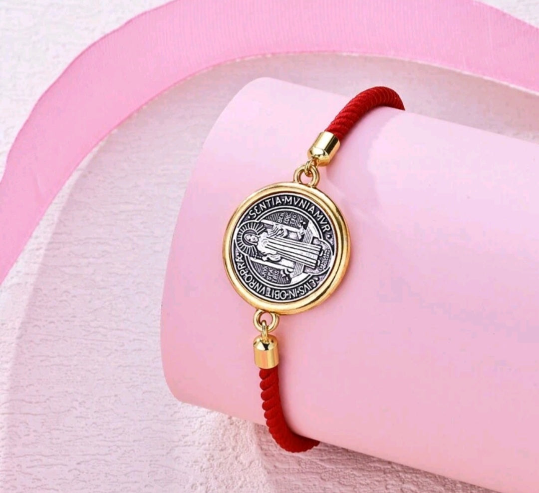 Pulsera ajustable con medalla San Benito de Abad/ Adjustable bracelet with Saint Benedict of Abad medal