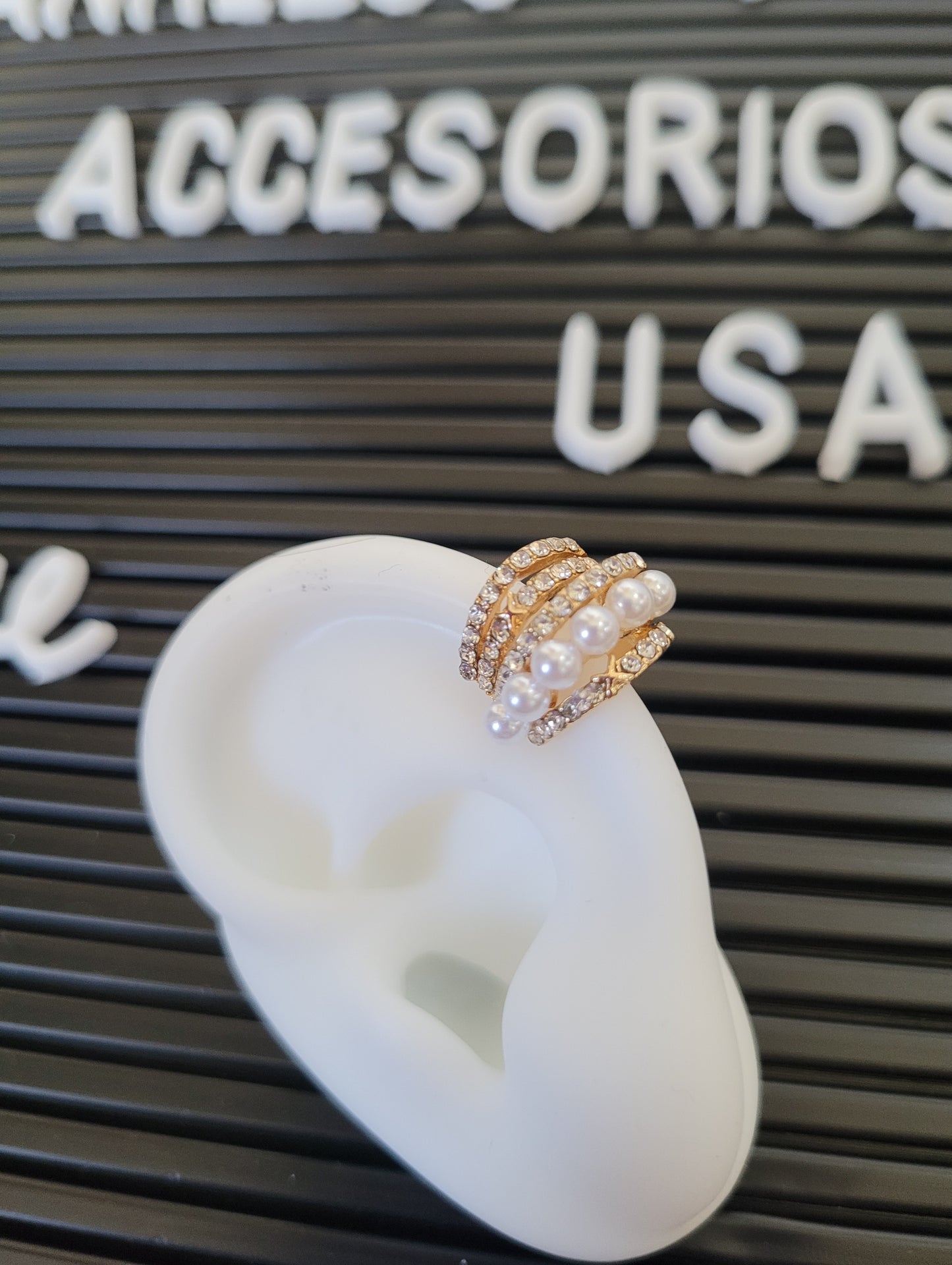 Ear cuff con perlas/ Pearl Ear cuff Earrings
