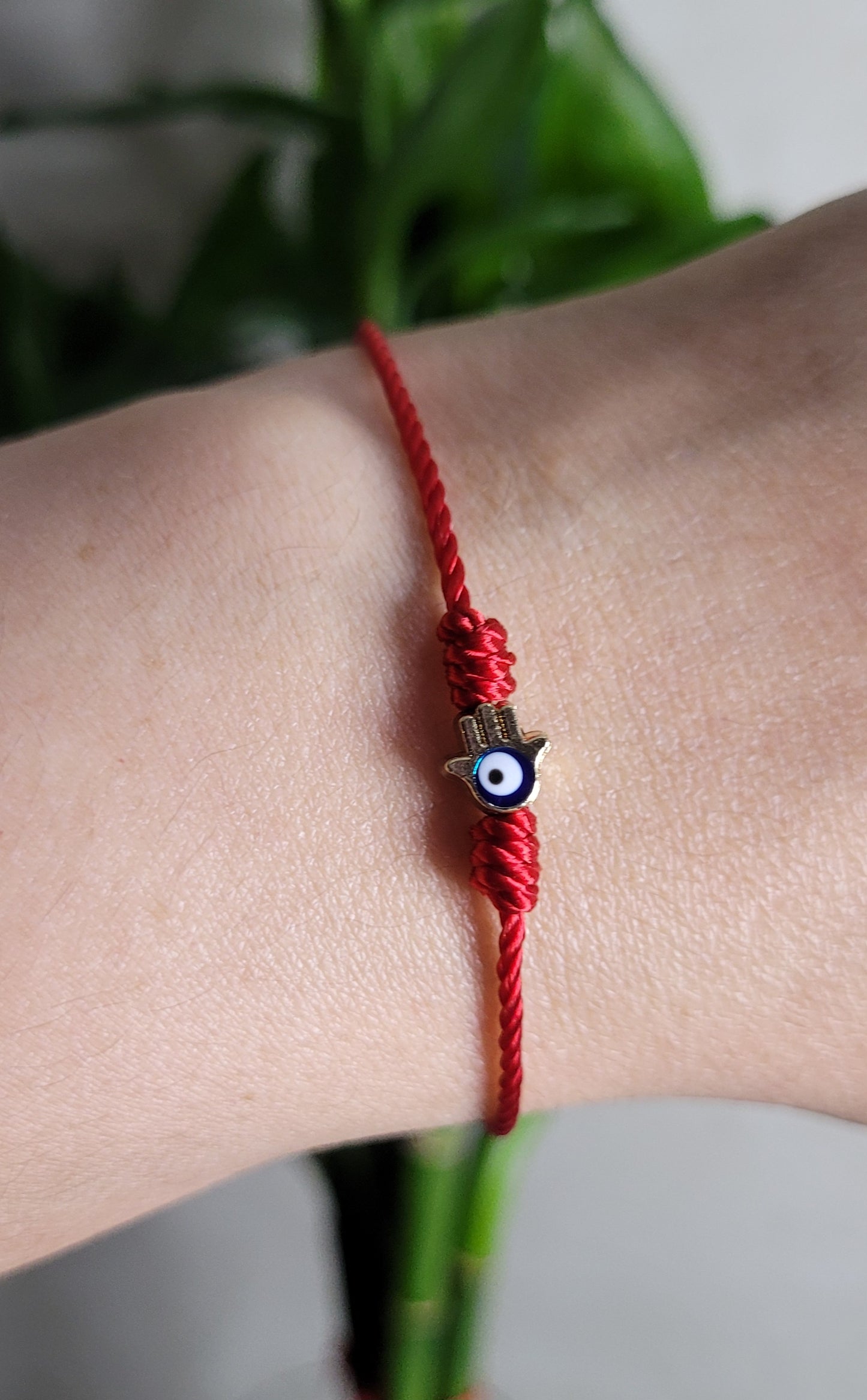 Pulsera fina hilo rojo con mano de fatima para la protección/ Thin red thread bracelet with hand of fatima for protection