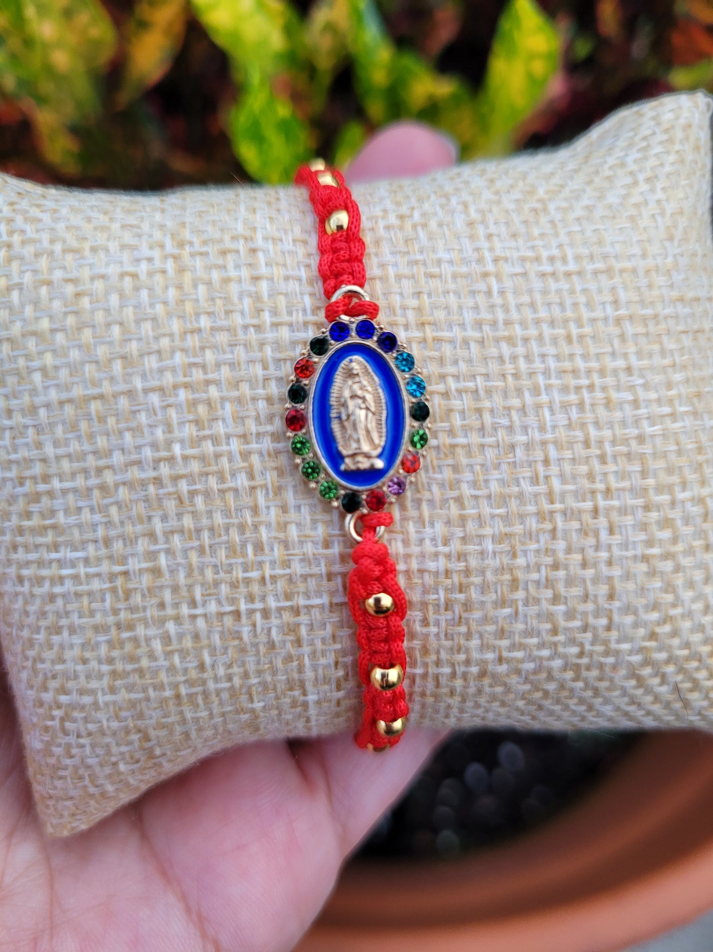 Pulsera ajustable con balines y dije de Virgen de Guadalupe/ Adjustable bracelet with pellets and Virgin of Guadalupe charm