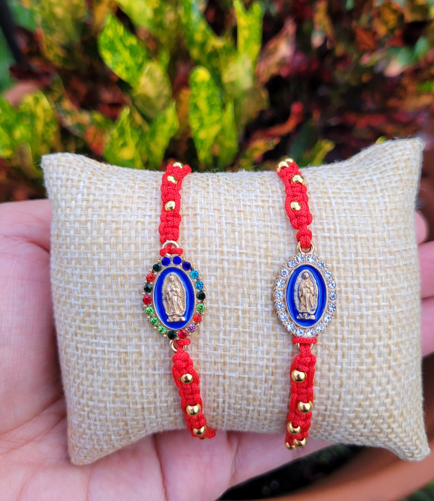 Pulsera ajustable con balines y dije de Virgen de Guadalupe/ Adjustable bracelet with pellets and Virgin of Guadalupe charm