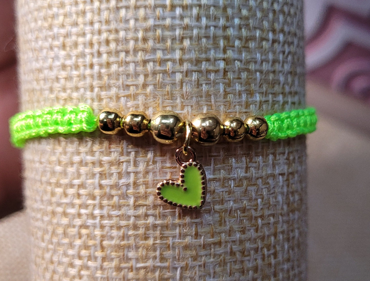 Pulseras con dije de corazon/ Bracelets with heart charms