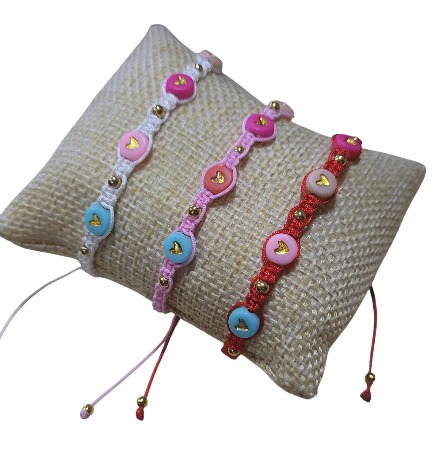 Pulsera tejida ajustable con corazones/ Adjustable woven bracelet with hearts.