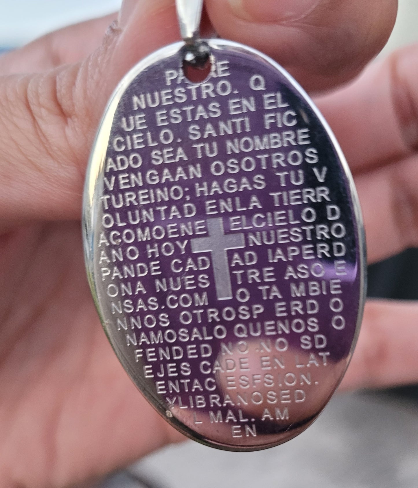 Dije ovalado de acero inoxidable con el padre nuestro unisex/ Unisex stainless steel oval pendant with Our Father